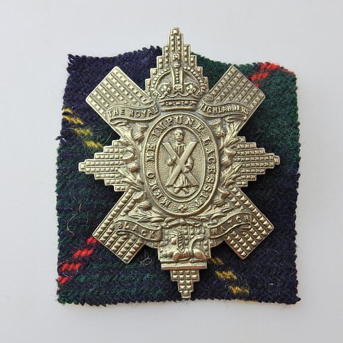 WW2 ERA KINGS CROWN ROYAL HIGHLANDERS BLACK WATCH CAP BADGE with REAR LUGS