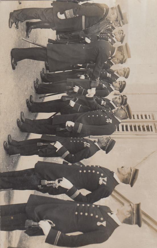 KUK KRIEGSMARINE PHOTO AK BESATZUNG BESUCH KAISER KARL MARINEBEAMTE