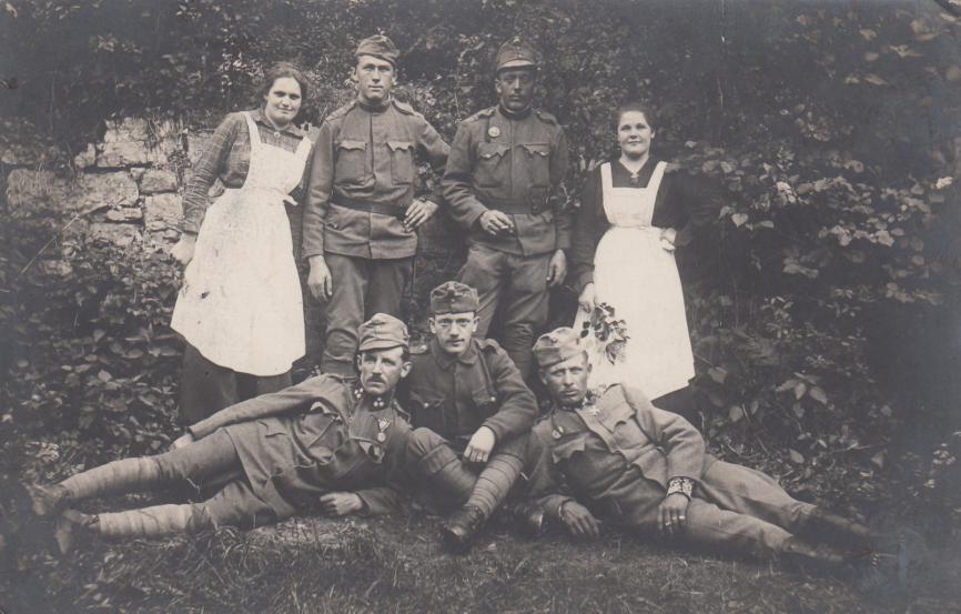 PHOTO AK KUK SOLDATEN GEBIRGSARTILLERIE LEHRBATAILLON LEISTUNGSABZEICHEN